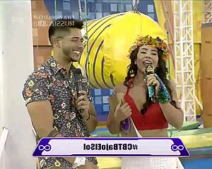 We begin with the girls' parade in this sunny fight