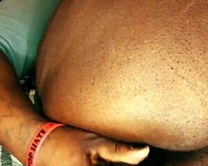 Miluju šukání svého tlustého ebony prdele dildem v POV