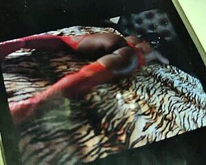 Oh wow, the gardener discovers the boss's iphone and jerks off in the bathroom after seeing her xvideos page while she washes dishes!