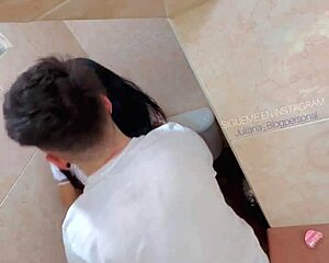 Студенты пойманы, жестко ебущиеся в школьном туалете. Он кончает ей в рот для эпичного любительского клипа.