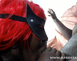 Pomagal sem sestrični priti z doggyjem in drkanjem pičke, dokler ni prišla