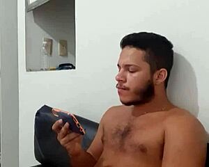 Novinho dotado gozando gostoso