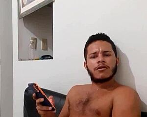 Novinho dotado gozando gostoso