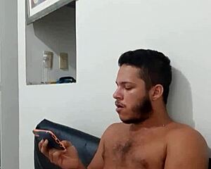 Novinho dotado gozando gostoso