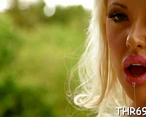 beauty licks willy with skillful tongue 😋