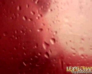 Sem Lexy Lohan, prstkuje svojo pičko v prhi kot kurba