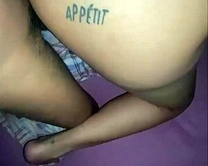 Hermosa joven latina morena con gran culo