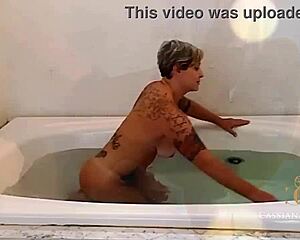 Fiquei nua na praia em pelo e chamei aten��o de um rapaz que logo foi parar na minha cama e me comeu muito at� gozar na minha boca www cassianacosta com