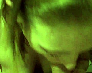 Erica mongold drka debeli kurac, medtem ko ga sesa za polnjenje sperme na njene velike prsi