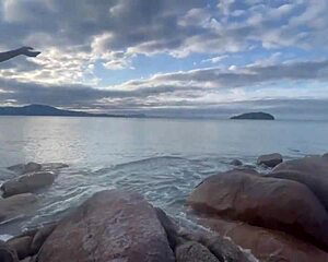 Shibari vezava na prostem z majhnimi cicami izpostavljenimi v javnosti