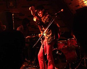 Može li ova japanska milf duboko grlo grubo?