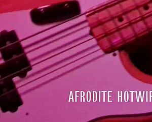 afrodite rj goes to the party without panties, showing big ass