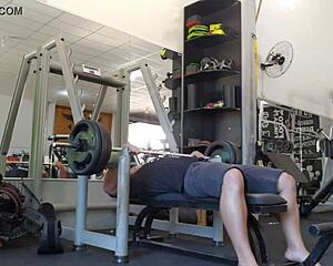 Fodendo's heavy chest workout turns steamy at the gym outdoors