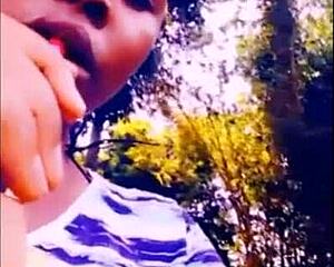 Siyah kız shisha içerken açık havada siker