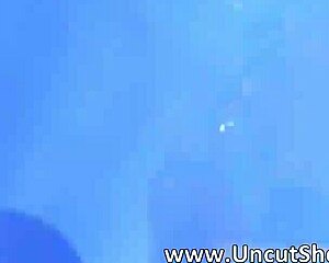 Târfa brunetă slut în lenjerie roșie se dezbracă afară