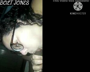 Buttet pige med briller og jomfru ven