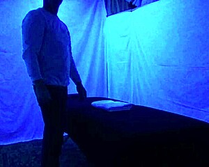 relaxing blacklight massage with gigi breeze