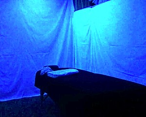 relaxing blacklight massage with gigi breeze