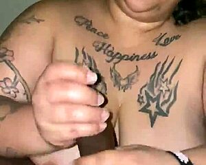 Kövér BBW fényesíti a fekete fémrudamat keményen.