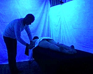 relaxing blacklight massage with gigi breeze