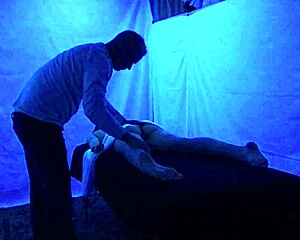 relaxing blacklight massage with gigi breeze