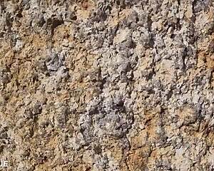 to kvinner kysser lidenskapelig på solrik strand ute