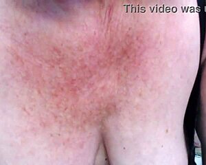 Velikanka Kizzyina sesalna moč premaga rdečelasko DawnSkye. Ubogi Kizzy se dvigne z nog!