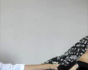 Novinha nerd giving a blowjob to favelado