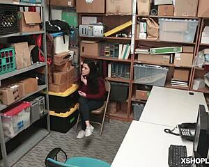 Dostává Monica Saige tvrdě šukaná skutečným LP důstojníkem v psí poloze?