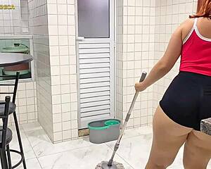 contratei empregada com shorts apertados nessa bunda