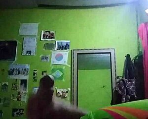 Fofinho cums hard in gay suggestive moment