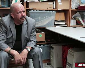 Úředník z nákupního centra chytí mladou 18+ zlodějku. Šukejí ji s cucáním a hardcore v kanceláři.