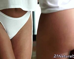 I can't stop watching this gorgeous model fingering herself in solo play