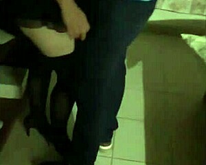 Latina rakastaa imemään kaverin kyrpää