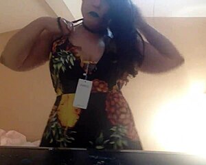 Ginger Paris tastes BBW ass pussy.