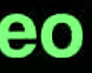 Chica linda paseando por tienda en secreto