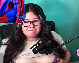 Lizren Reacts To Amateur Porn Model In Detailed Review