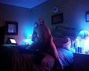 RŻNIĘ TEN DUŻY TYŁEK BRUNETKI W POZYCJI MISJONARSKIEJ HARDCORE!