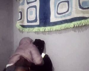 Ebony dev siki hızlıca binerek süriyor