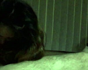 Busty Asiatka dává úžasný blowjob s velkými prsy 😘