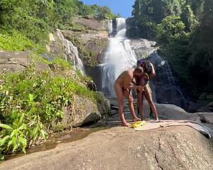 eu e amigo levamos pretinha para cachoeira e demos pau
