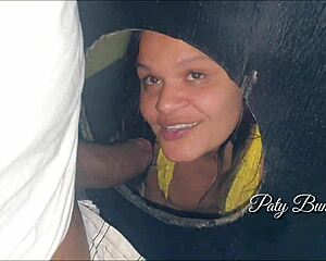 Chupei e fodi com varios desconhecidos no glory hole da casa de swing.