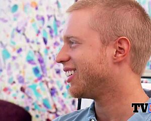 Американские парочки обливают друг друга перед горячей прелюдией на вечеринке