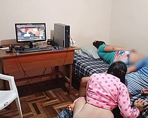 mi hijastra gamer se deja follar mientras mi esposa duerme, casi nos pillan metiendo mi gran polla en su juego