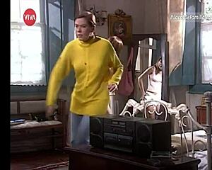 I can’t stop watching Deborah Secco dancing in tiny panties