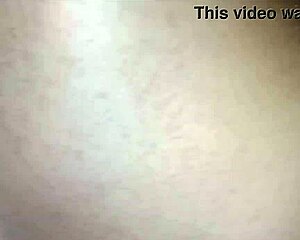 Se la meten mientras se duerme jovencita despierta ensartada y le encanta