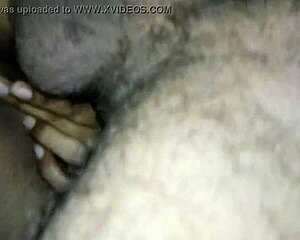 สาวโดนเย็ดท่า doggystyle ในห้องน้ำโดยหีบใหญ่