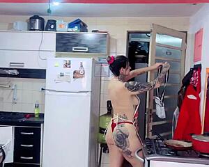 minha empregada doméstica arrumando a casa bem a vontade