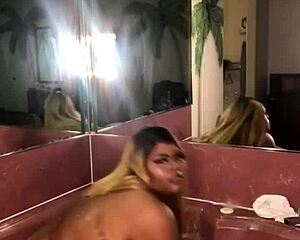 Zaharii relaxuje a hraje ve vířivce