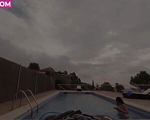 la vecina joven ninfomana quiere follar en la piscina exterior pov 😈